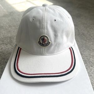Moncler White SnapBack hat in mint condition. Only worn once.